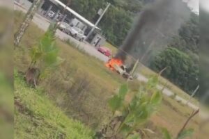 VÍDEO: Incêndio destrói veículo no bairro Limeira, em Brusque