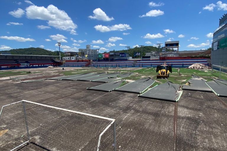 Troca do gramado do Estádio Augusto Bauer avança; saiba como está o serviço