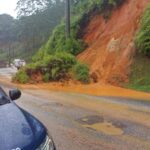 VÍDEO: Deslizamento parcial interdita via no bairro Dom Joaquim