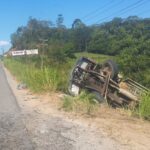 Caminhão betoneira tomba em barranco na SC-410 e deixa dois feridos graves em Tijucas