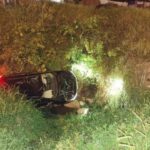 Saída de pista seguida de capotamento deixa três pessoas feridas em Penha