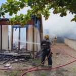 Incêndio destrói residência de veraneio em Itapoá; IMAGENS