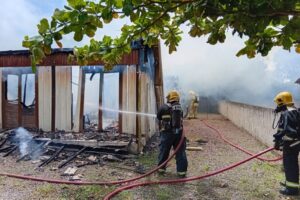Incêndio destrói residência de veraneio em Itapoá; IMAGENS