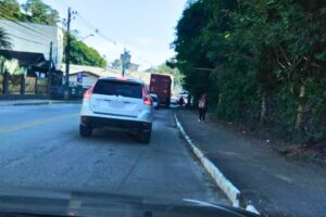 Trânsito lento e congestionamento marcam a manhã no Bairro Azambuja; saiba o motivo