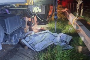 Colisão entre moto e caminhão deixa dois mortos em Navegantes