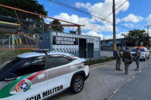 Fogos de artifício lançados contra policiais terminam em prisão em Itajaí