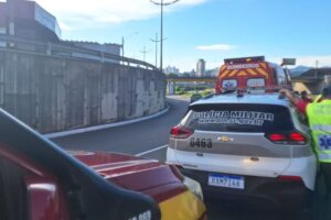 Homem é resgatado com vida após entrar no rio Itajaí-Mirim no Centro de Brusque