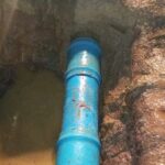 Grande vazamento é registrado em rede de 250 mm na rua General Osório, no bairro Guarani