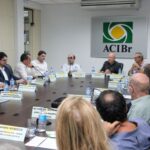 Em reunião de diretoria, ACIBr recebe representantes do Hospital Azambuja