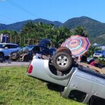 Acidente na BR-470 deixa jovens feridos e caminhonete capotada