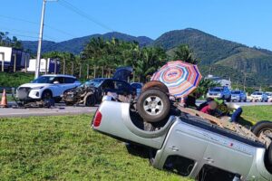 Acidente na BR-470 deixa jovens feridos e caminhonete capotada