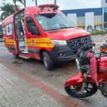 Moto atinge carro que saía de estacionamento e motociclista fica ferido em Brusque