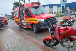 Moto atinge carro que saía de estacionamento e motociclista fica ferido em Brusque