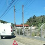 Homem fica ferido após carro colidir em poste no bairro Paquetá