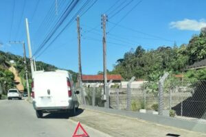 Homem fica ferido após carro colidir em poste no bairro Paquetá