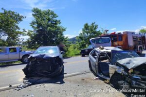 GASPAR: Três pessoas ficam feridas após colisão frontal