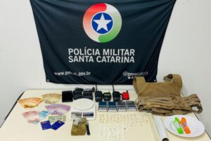 PM desarticula ponto de tráfico após abordagem a veículo suspeito em Blumenau