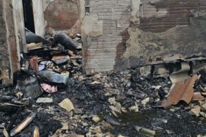 VÍDEO: Bombeiros utilizam mais de 13 mil litros de água para conter incêndio em casa