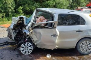 Colisão frontal deixa cinco pessoas feridas na BR-470