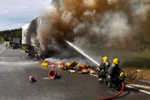 Incêndio atinge carreta com carga de carne na BR-101, em Garuva
