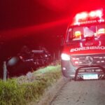 Pai e filho são conduzidos ao hospital após capotamento em Gaspar