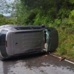 Jeep Compass capota na Rodovia Pedro Merízio, em Botuverá