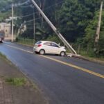Carro colide contra poste e interdita rua Nova Trento em Brusque