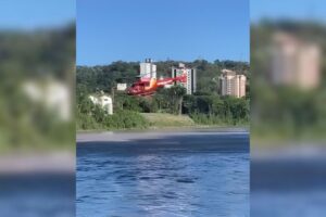 VÍDEO: Helicóptero Arcanjo ajuda a salvar vítima levada por correnteza em rio de Blumenau