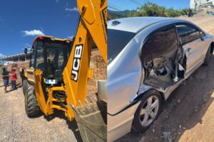 Retroescavadeira colide com carro em Brusque e criança é levada ao hospital