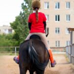 Menina leva coice e cai de cavalo durante treinamento em Brusque