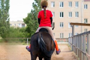 Menina leva coice e cai de cavalo durante treinamento em Brusque