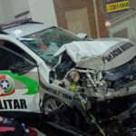 VÍDEO: Viatura colide em poste e deixa dois policiais feridos em Balneário Camboriú