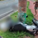 Colisão de moto contra poste tira a vida de casal em Camboriú