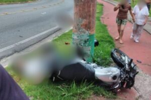 Colisão de moto contra poste tira a vida de casal em Camboriú