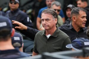 Defesa de Jair Bolsonaro pede cirurgia urgente e prisão domiciliar