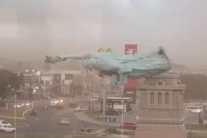 VÍDEO: Estátua da Havan desaba durante temporal com ventos de 90 km/h no RS