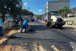 Avenida Primeiro de Maio recebe pavimentação asfáltica em trecho de obra