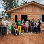 Luciano Hang e Minotauro entregam primeiras casas a vítimas das enchentes no RS