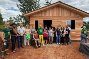 Luciano Hang e Minotauro entregam primeiras casas a vítimas das enchentes no RS
