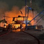 Embarcação é atingida por incêndio em Navegantes (SC)