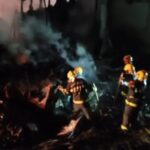 Colisão entre carro e caminhão causa incêndio e duas mortes na BR-153, em SC