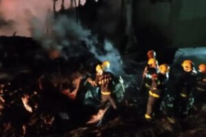 Colisão entre carro e caminhão causa incêndio e duas mortes na BR-153, em SC