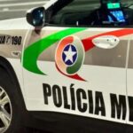 Viatura da PM colide em carro durante deslocamento de ocorrência em SC