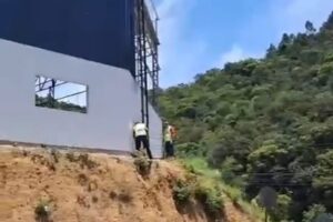 Cabo arrebenta e trabalhador despenca em galpão no bairro Santa Luzia