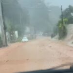 Tromba d’água cobre rua de lama no Bairro Azambuja