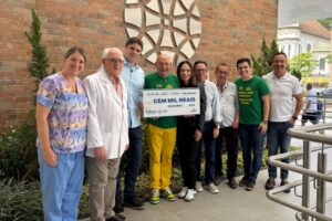 Luciano Hang entrega ao Hospital Azambuja R$ 100 mil arrecadados no evento Uma Noite Italiana