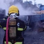 Carreta pega fogo na BR-101; Bombeiros combatem chamas e evitam maiores danos à carga