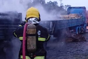 Carreta pega fogo na BR-101; Bombeiros combatem chamas e evitam maiores danos à carga