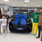 Luciano Hang entrega carro zero em ação da Havan com a Sawary