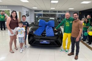 Luciano Hang entrega carro zero em ação da Havan com a Sawary